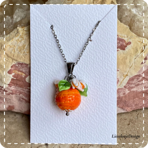 Sinaasappelhanger van glas met ketting (lampwork)