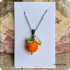 Sinaasappelhanger van glas met ketting (lampwork)