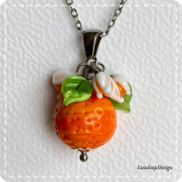 Sinaasappelhanger van glas met ketting (lampwork)
