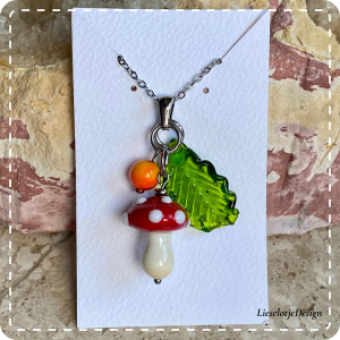 Herfsthanger paddenstoel met bes van glas met ketting (lampwork)