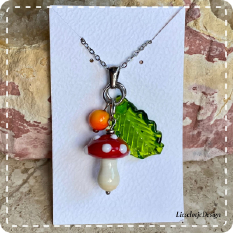 Herfsthanger paddenstoel met bes van glas met ketting (lampwork)