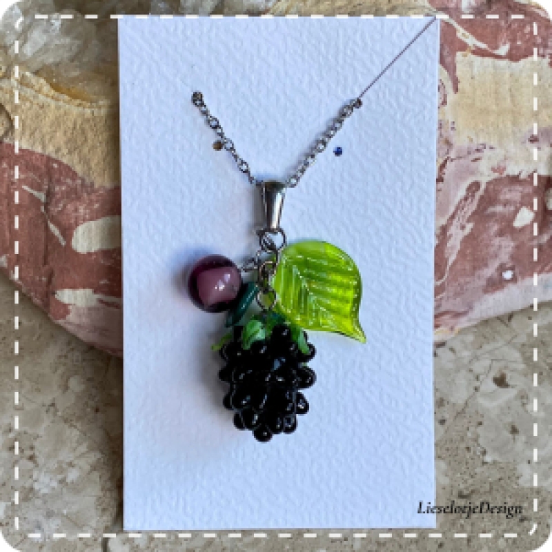 Braam met bes hanger van glas met ketting (lampwork)