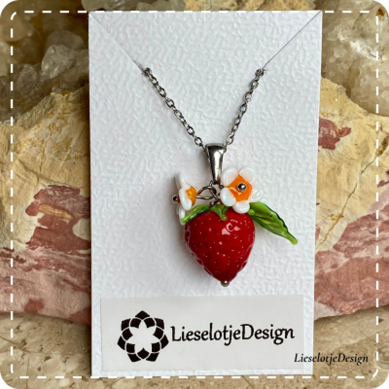 Aardbeihanger van glas met ketting (lampwork)