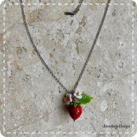 Aardbeihanger van glas met ketting (lampwork)