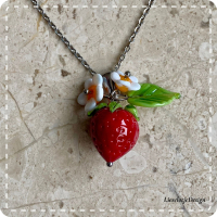 Aardbeihanger van glas met ketting (lampwork)