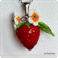 Aardbeihanger van glas met ketting (lampwork)