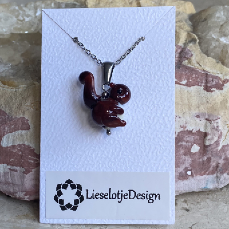 Hanger Eekhoorntje van glas met ketting (lampwork)