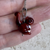 Hanger Eekhoorntje van glas met ketting (lampwork)