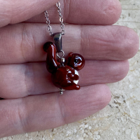 Hanger Eekhoorntje van glas met ketting (lampwork)
