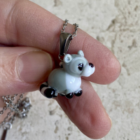 Hanger wasbeertje van glas met ketting (lampwork)