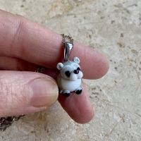 Hanger wasbeertje van glas met ketting (lampwork)