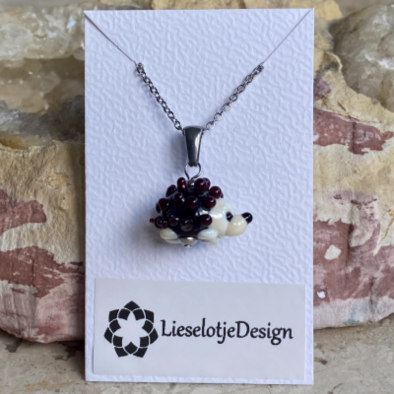 Hanger Egeltje van glas met ketting (lampwork)