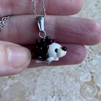 Hanger Egeltje van glas met ketting (lampwork)