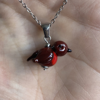 Hanger Roodborstje van glas met ketting (lampwork)