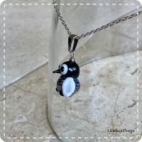 Hanger Pinguinkuiken van glas met ketting (lampwork)