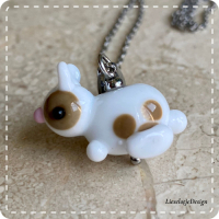 Hanger konijntje wit-beige van glas met ketting (lampwork)