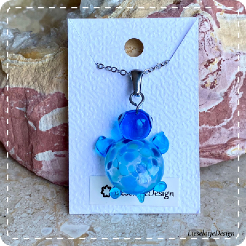 Hanger schildpad blauw van glas met ketting (lampwork)
