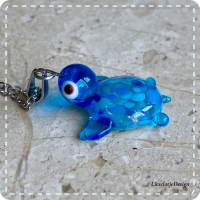 Hanger schildpad blauw van glas met ketting (lampwork)