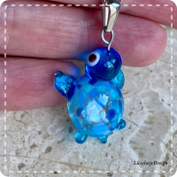 Hanger schildpad blauw van glas met ketting (lampwork)