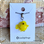 Hanger gele doktersvis van glas met ketting (lampwork)