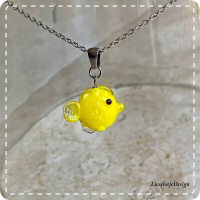 Hanger gele doktersvis van glas met ketting (lampwork)