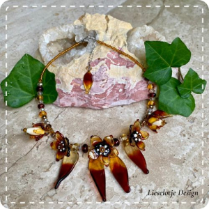 Bruine bloemketting met lange bladeren (lampwork)