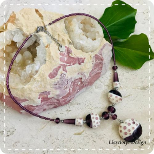 Paars gestipte ketting met hanger (lampwork)