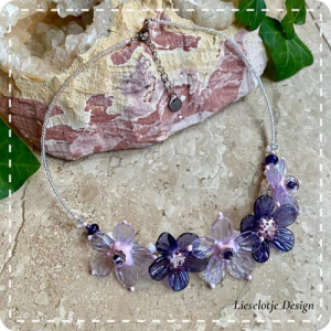 Lila paarse bloemketting van glas (lampwork)