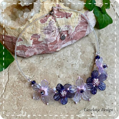 Lila paarse bloemketting van glas (lampwork)