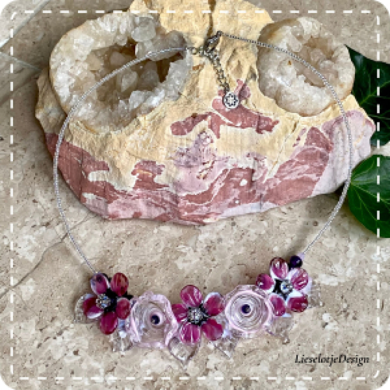 Roze bloemketting van glas (lampwork)