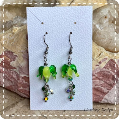 Groene bloemknop oorbel van glas (lampwork)