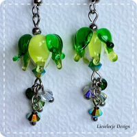 Groene bloemknop oorbel van glas (lampwork)