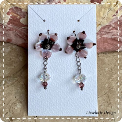 Bruin roze bloem oorbel van glas (lampwork)