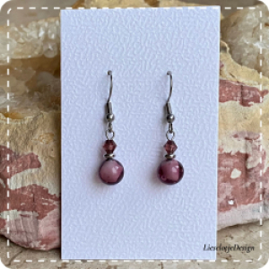 Bolvormige paarse oorbel van glas (lampwork)