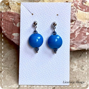 Blauwe lentil oorbel van glas (lampwork)