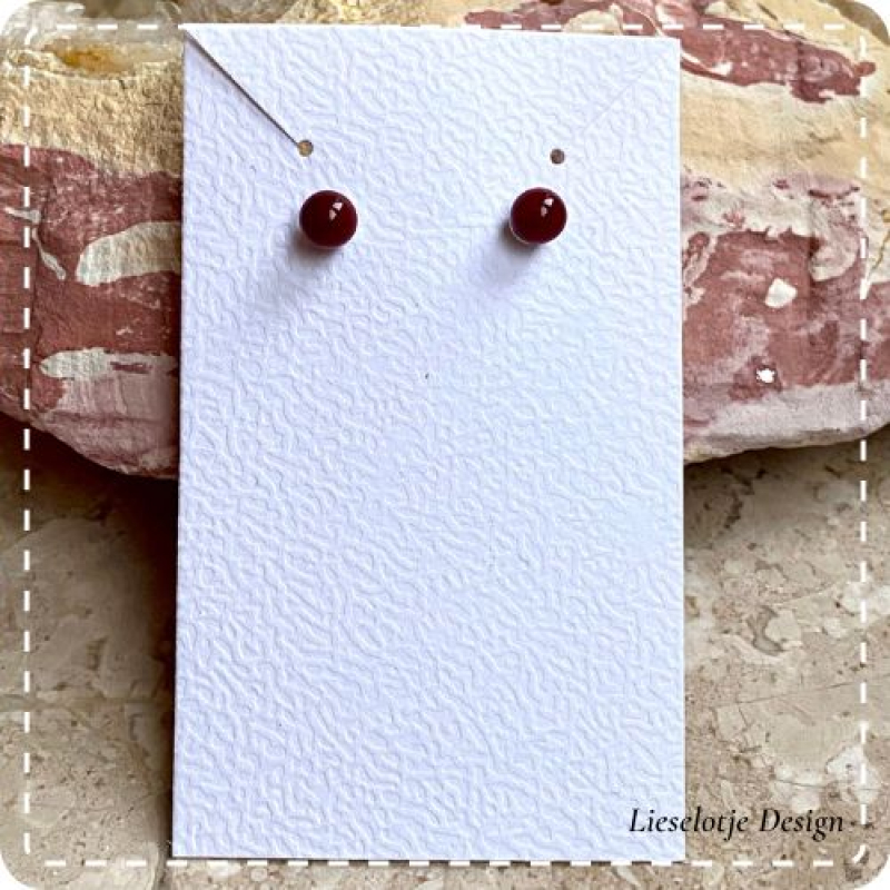 Dieprode ronde oorknopjes van glas (lampwork)