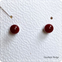 Dieprode ronde oorknopjes van glas (lampwork)