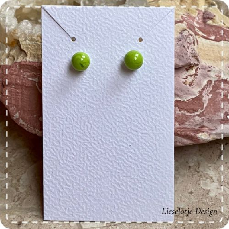 Grasgroene ronde oorknopjes van glas (lampwork)