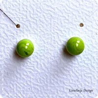 Grasgroene ronde oorknopjes van glas (lampwork)