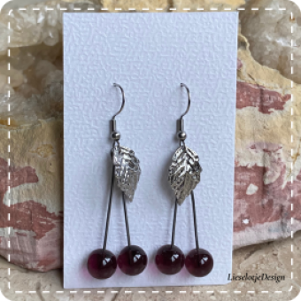 Kersoorbel (paars/rood) met blad (lampwork)