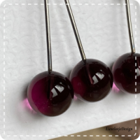 Kersoorbel (paars/rood) met blad (lampwork)