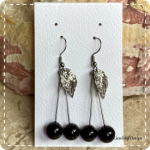 Kersoorbel (paars/blauw) met blad (lampwork)