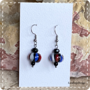 Streep oorbel rood-wit-blauw van glas (lampwork)