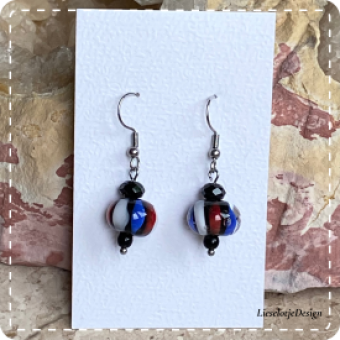 Streep oorbel rood-wit-blauw van glas (lampwork)