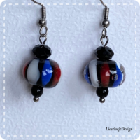 Streep oorbel rood-wit-blauw van glas (lampwork)