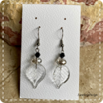 Blad oorbel helder met zwart (lampwork)