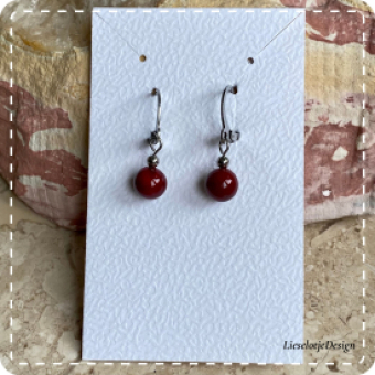 Rood oorbelhangertje van glas (lampwork)