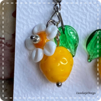 Citroen met bloem en blad oorbel van glas (lampwork)