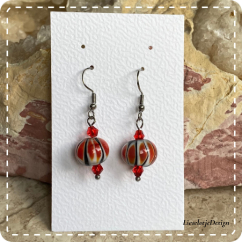 Streep oorbel rood van glas (lampwork)