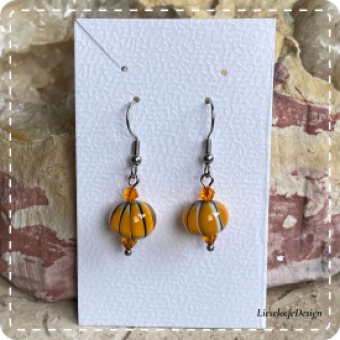 Streep oorbel geel/oranje van glas (lampwork)